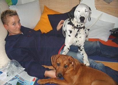 Wir drei auf dem Bett